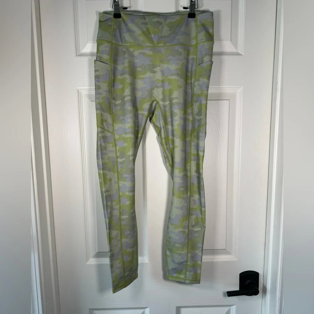 Fabletics 365 Motion Green Camouflage High Rise Ankle Womens Leggings Size Large